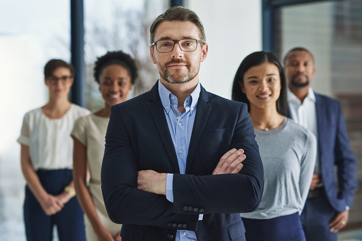 Un manager avec son équipe